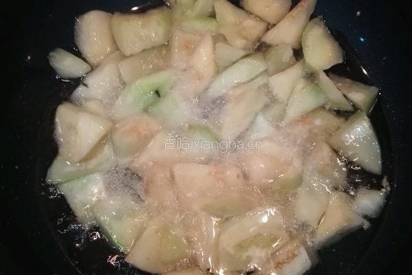 蒜蓉酱香烧茄子的做法图解2