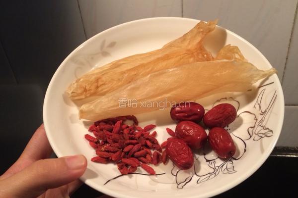 花胶红枣枸杞汤的做法图解1