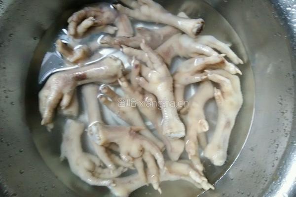 蒜泥辣酱糖醋鸡爪的做法图解1