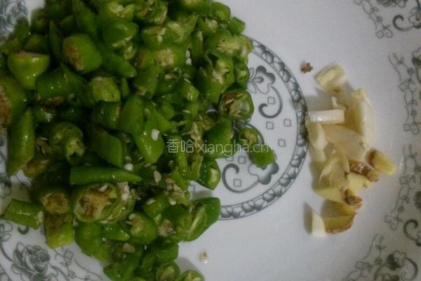 玉米粒炒辣椒的做法图解2