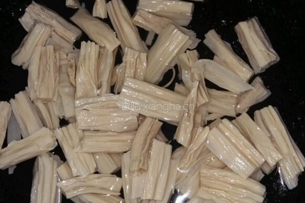 凉拌腐竹黑木耳的做法图解3