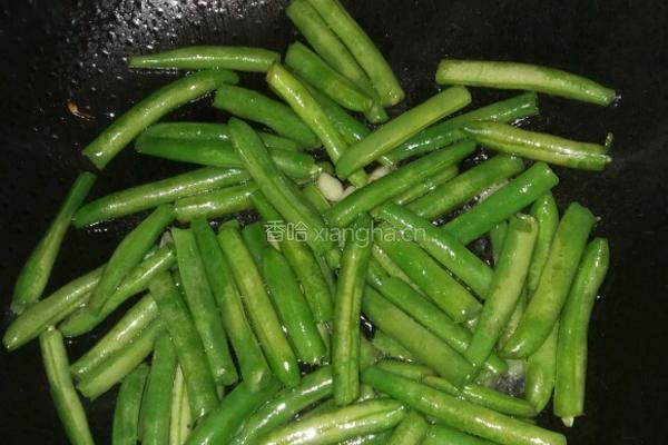 蒜泥刀豆的做法图解2