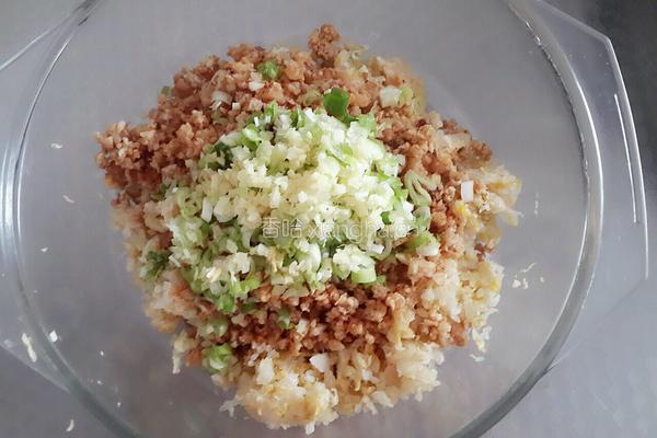酸菜油梭子馅饼的做法图解7