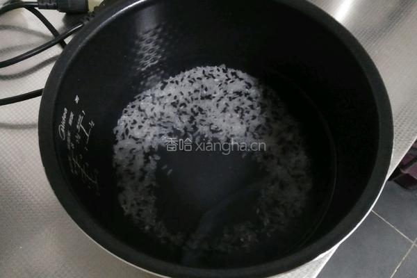 黑米大米粥的做法图解2