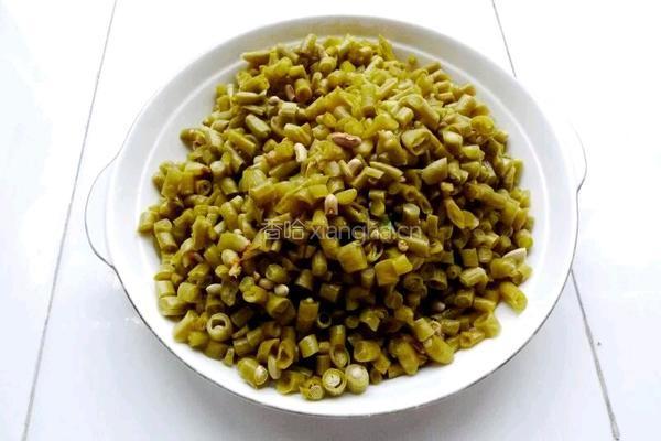 青椒炒泡菜的做法图解2