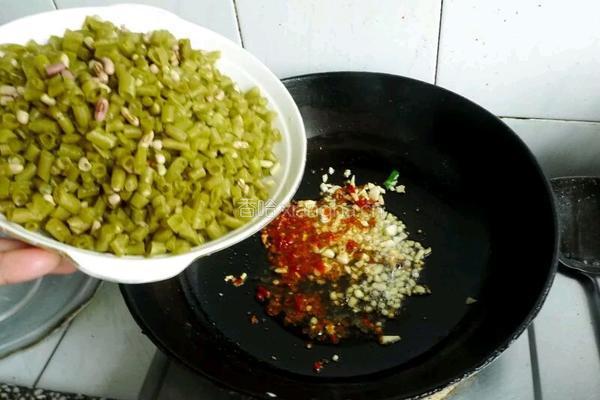 青椒炒泡菜的做法图解5