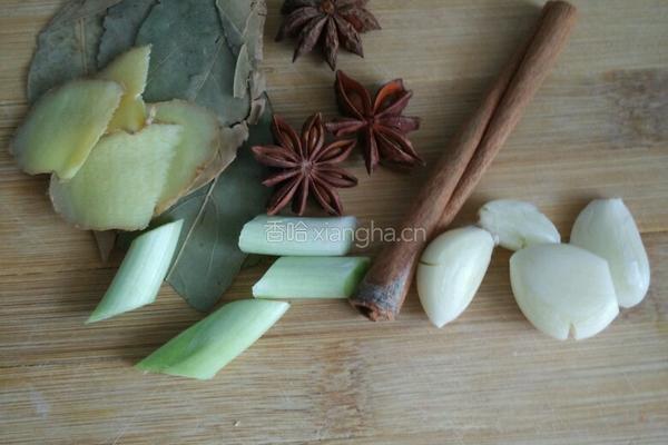 电饭煲红烧肉的做法图解1