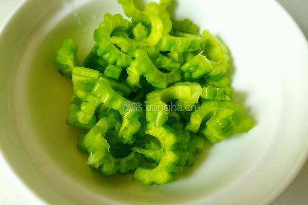 蜂蜜苦瓜汁的做法图解2