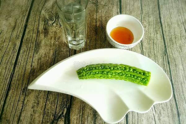 蜂蜜苦瓜汁的做法图解1