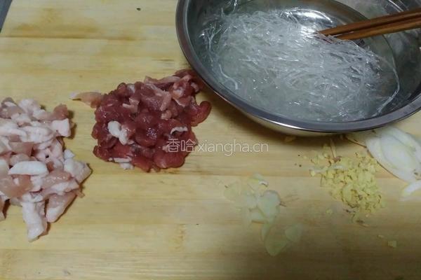肉丝粉丝小白菜的做法图解2