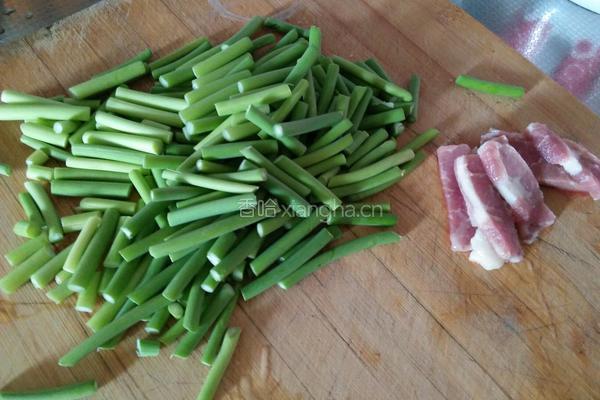 猪肉炒蒜苔的做法图解1