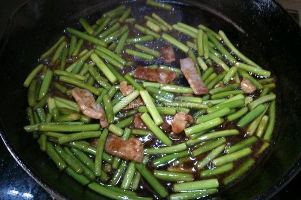 猪肉炒蒜苔的做法图解5