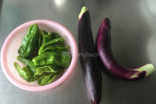 青椒炒茄子的做法图解1