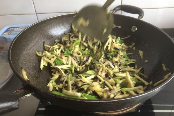 青椒炒茄子的做法图解10