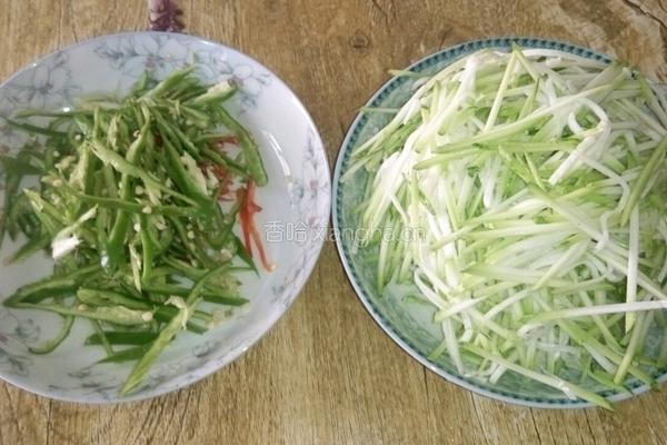 青椒葫芦丝的做法图解2