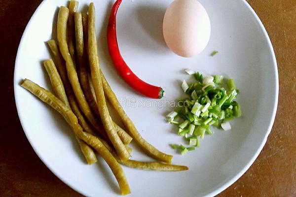 酸豆角炒花饭的做法图解1