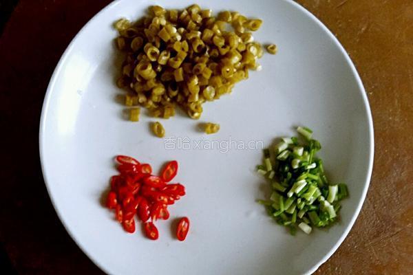 酸豆角炒花饭的做法图解2
