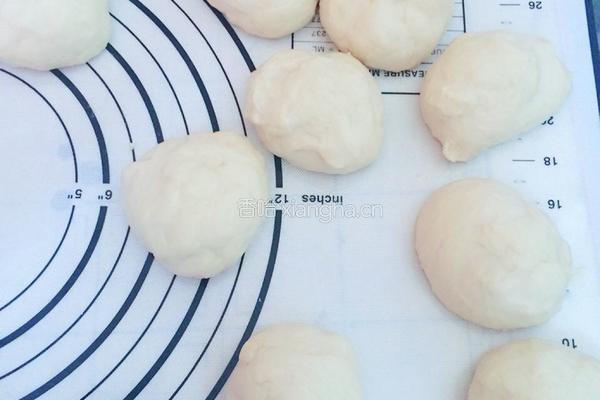 豆沙面包的做法图解1