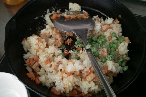 鸡肉丁炒大米饭的做法图解3
