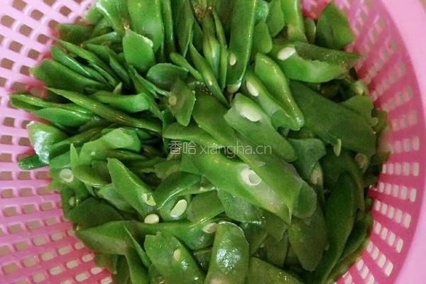 芸豆炒肉的做法图解2