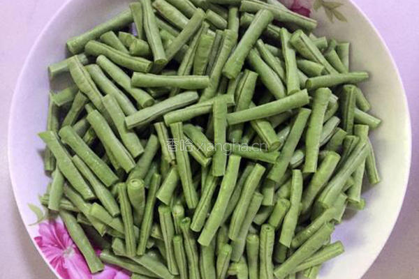 豆角烧肉的做法图解1