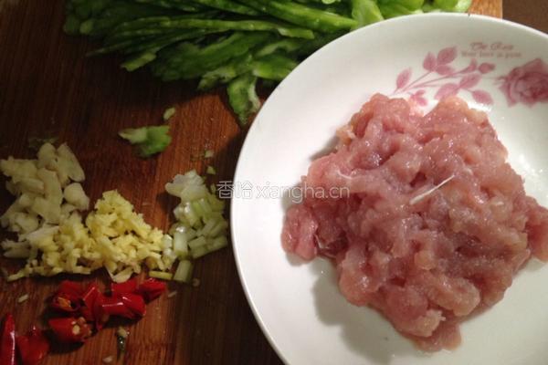 苦瓜炒肉丝的做法图解1