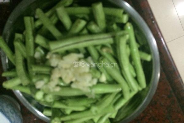 炸鲮鱼炒长豆角。的做法图解1