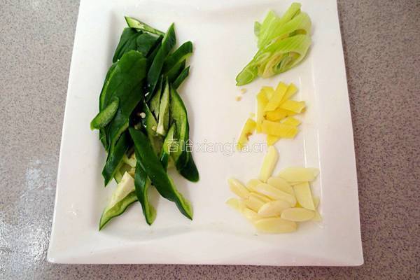 香干炒腊肉的做法图解2