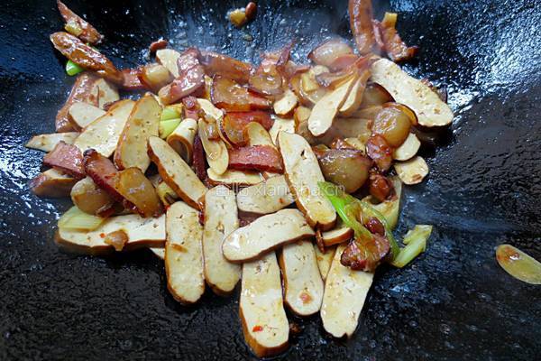 香干炒腊肉的做法图解7