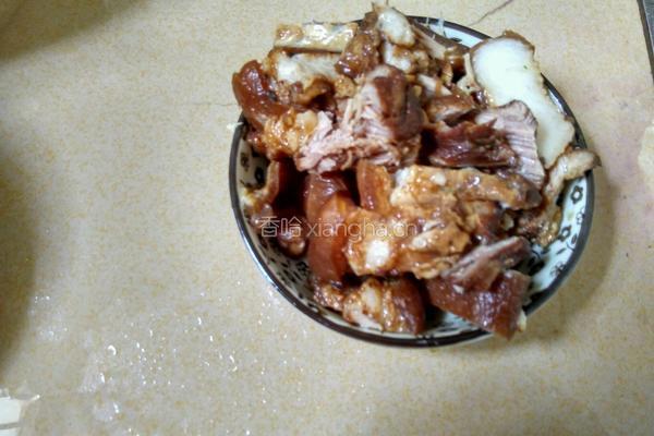 卤肉炒胡萝卜的做法图解1