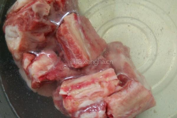 黄瓜炖排骨的做法图解1