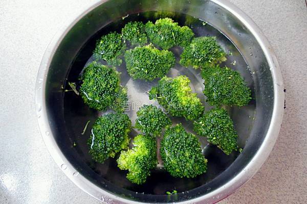 香菇西兰花的做法图解2