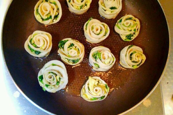玫瑰花煎饺的做法图解3