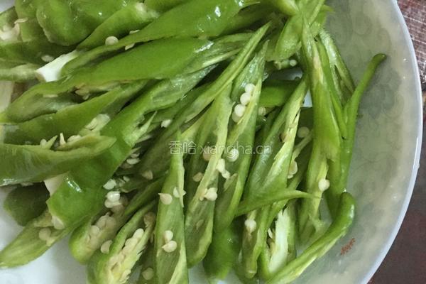 尖椒炒腊香肠的做法图解1