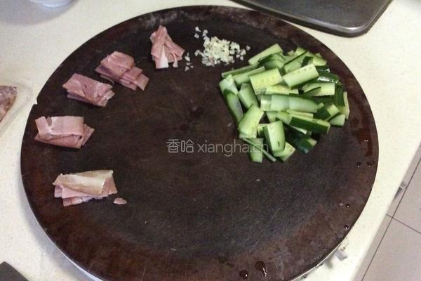 黄瓜炒培根的做法图解1