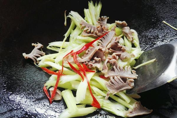 西芹炒鸭胗的做法图解8
