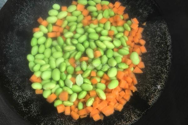 毛豆炒肉丁的做法图解3