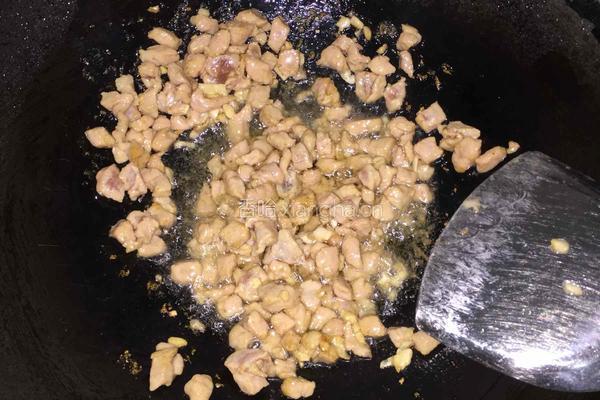 毛豆炒肉丁的做法图解5