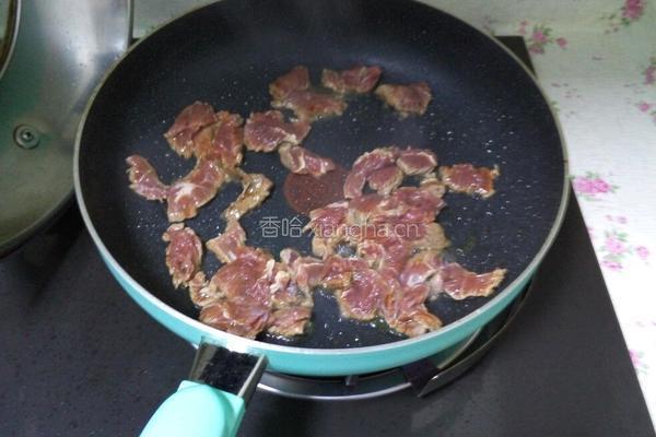 芹芹红萝卜牛肉的做法图解2