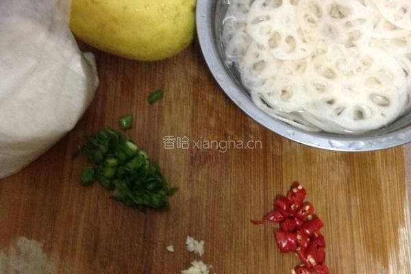 凉拌酸辣藕片的做法图解2
