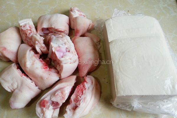 豆腐烧猪蹄的做法图解1
