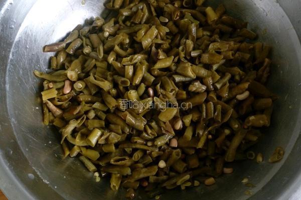 酸豆角炒肉的做法图解2