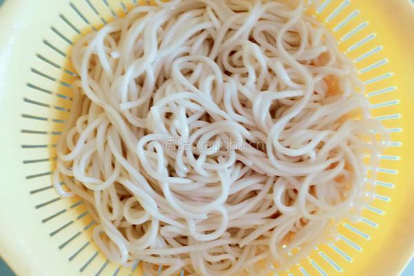 虾仁卷心菜炒面的做法图解4
