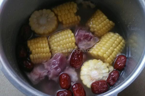 玉米红枣龙骨汤的做法图解2