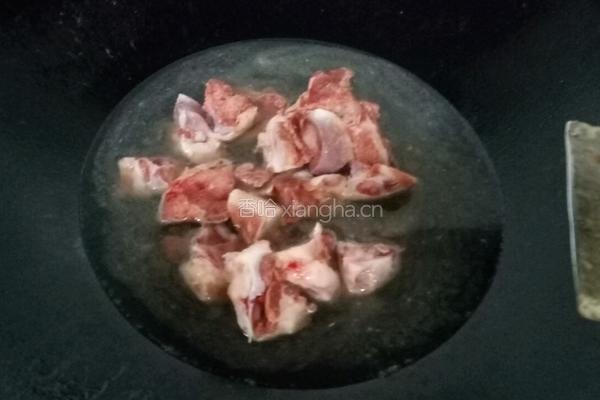 猪骨香菇粉丝汤的做法图解3