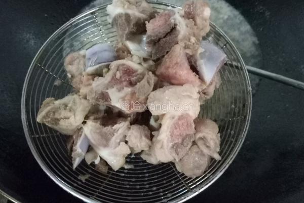 猪骨香菇粉丝汤的做法图解4