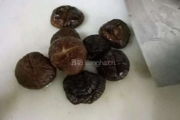 猪骨香菇粉丝汤的做法图解5
