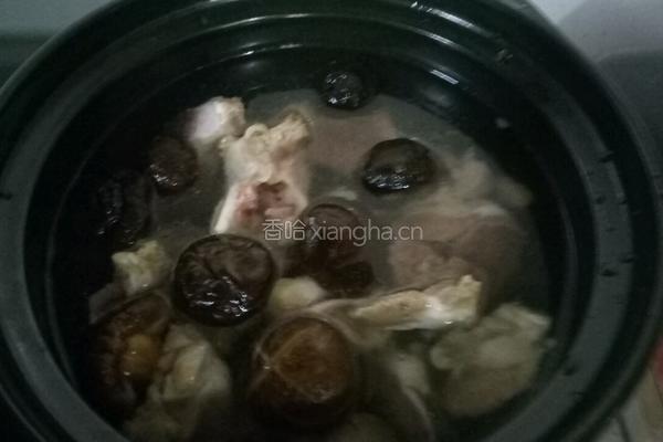 猪骨香菇粉丝汤的做法图解6