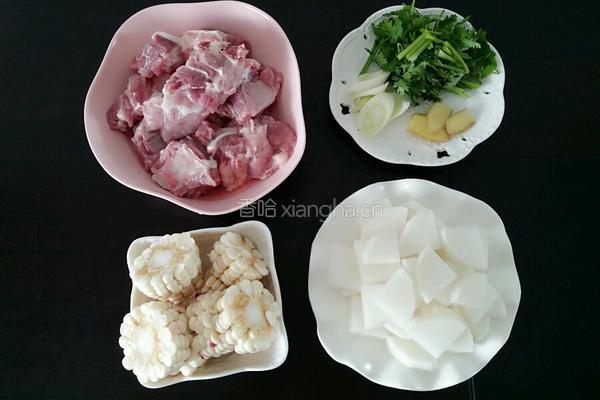 白萝卜玉米排骨汤的做法图解1
