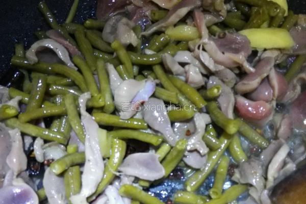 酸豆角炒鸡胗的做法图解4